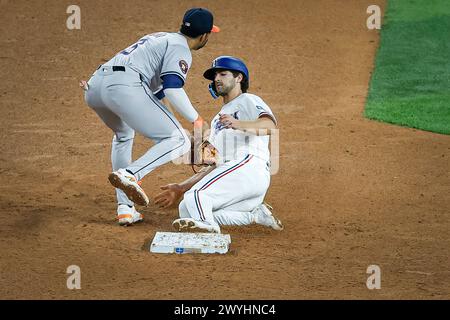 Arlington, Texas, Stati Uniti. 6 aprile 2024. L'interbase dei Texas Rangers JOSH SMITH (8) è chiamato in un gioco di forza dall'interbase degli Houston Astros JEREMY PEÃ'A (3) durante una partita della MLB tra gli Houston Astros e i Texas Rangers al Globe Life Field. (Immagine di credito: © Mark Fann/ZUMA Press Wire) SOLO PER USO EDITORIALE! Non per USO commerciale! Crediti: ZUMA Press, Inc./Alamy Live News Foto Stock