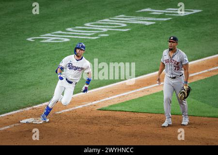 Arlington, Texas, Stati Uniti. 6 aprile 2024. L'esterno dei Texas Rangers EVAN CARTER (32) round la prima base sulla strada per la seconda dopo aver colpito un doppio come il primo base degli Houston Astros JOSE ABREU (79) guarda durante una partita della MLB tra gli Houston Astros e i Texas Rangers al Globe Life Field. (Immagine di credito: © Mark Fann/ZUMA Press Wire) SOLO PER USO EDITORIALE! Non per USO commerciale! Crediti: ZUMA Press, Inc./Alamy Live News Foto Stock