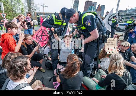 Clima svedese Greta Thunberg al suo secondo arresto durante l'odierno blocco A12 a l'Aia. Organizzato da Extinction Rebellion e dal loro 37° blocco autostradale dell'A12 in una nuova azione internazionale contro i sottofondi fossili. La polizia ha arrestato almeno 400 attivisti per il clima a l'Aia oggi, in Extinction Rebellion 37° blocco dell'A12. La polizia mantenne il controllo fin dall'inizio e dalla ribellione dell'estinzione non riuscì a controllare l'autostrada; l'Utrechtsebaan. In seguito bloccarono la Koningskade e la Bezuidenhoutseweg. Il clima svedese Greta Thunberg ha partecipato alla manifestazione e W Foto Stock