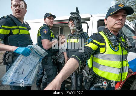 Clima svedese Greta Thunberg al suo secondo arresto durante l'odierno blocco A12 a l'Aia. Organizzato da Extinction Rebellion e dal loro 37° blocco autostradale dell'A12 in una nuova azione internazionale contro i sottofondi fossili. La polizia ha arrestato almeno 400 attivisti per il clima a l'Aia oggi, in Extinction Rebellion 37° blocco dell'A12. La polizia mantenne il controllo fin dall'inizio e dalla ribellione dell'estinzione non riuscì a controllare l'autostrada; l'Utrechtsebaan. In seguito bloccarono la Koningskade e la Bezuidenhoutseweg. Il clima svedese Greta Thunberg ha partecipato alla manifestazione e W Foto Stock