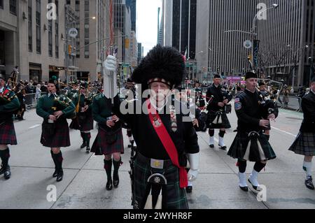 New York, Stati Uniti. 6 aprile 2024. Una banda di bagpiper marcia sulla Sixth Avenue alla 26a edizione della New York City Tartan Day Parade. La parata annuale che commemora la cultura scozzese, attira bagpiper, ballerini delle Highland, organizzazioni scozzesi-americane e festeggiamenti a Midtown Manhattan, New York City. Nel 1998, il Senato degli Stati Uniti istituì il 6 aprile come National Tartan Day "per riconoscere gli eccezionali risultati e contributi degli scozzesi americani agli Stati Uniti". Credito: SOPA Images Limited/Alamy Live News Foto Stock