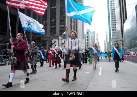 New York, Stati Uniti. 6 aprile 2024. Un partecipante alla parata marciò mentre sventolava la bandiera scozzese alla 26a parata annuale del Tartan Day di New York City sulla Sixth Avenue. La parata annuale che commemora la cultura scozzese, attira bagpiper, ballerini delle Highland, organizzazioni scozzesi-americane e festeggiamenti a Midtown Manhattan, New York City. Nel 1998, il Senato degli Stati Uniti istituì il 6 aprile come National Tartan Day "per riconoscere gli eccezionali risultati e contributi degli scozzesi americani agli Stati Uniti". (Foto di Jimin Kim/SOPA Images/Sipa USA) credito: SIPA USA/Alamy Live News Foto Stock
