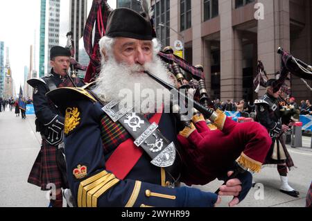 New York, Stati Uniti. 6 aprile 2024. Una banda di bagpiper marcia sulla Sixth Avenue alla 26a edizione della New York City Tartan Day Parade. La parata annuale che commemora la cultura scozzese, attira bagpiper, ballerini delle Highland, organizzazioni scozzesi-americane e festeggiamenti a Midtown Manhattan, New York City. Nel 1998, il Senato degli Stati Uniti istituì il 6 aprile come National Tartan Day "per riconoscere gli eccezionali risultati e contributi degli scozzesi americani agli Stati Uniti". Credito: SOPA Images Limited/Alamy Live News Foto Stock