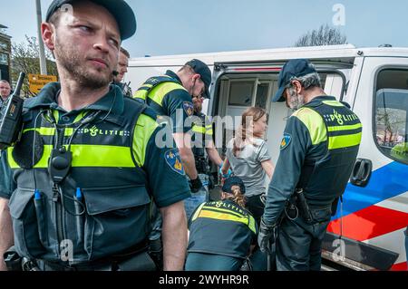 Clima svedese Greta Thunberg al suo secondo arresto durante l'odierno blocco A12 a l'Aia. Organizzato da Extinction Rebellion e dal loro 37° blocco autostradale dell'A12 in una nuova azione internazionale contro i sottofondi fossili. La polizia ha arrestato almeno 400 attivisti per il clima a l'Aia oggi, in Extinction Rebellion 37° blocco dell'A12. La polizia mantenne il controllo fin dall'inizio e dalla ribellione dell'estinzione non riuscì a controllare l'autostrada; l'Utrechtsebaan. In seguito bloccarono la Koningskade e la Bezuidenhoutseweg. Il clima svedese Greta Thunberg ha partecipato alla manifestazione e W Foto Stock