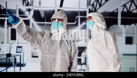 Fabbrica di produzione di semiconduttori sterile e lavoratori in tute Foto Stock