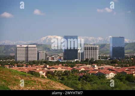 Vista sullo spettro Irvine e sulla zona degli affari vicino alle autostrade 5 e 405 Foto Stock