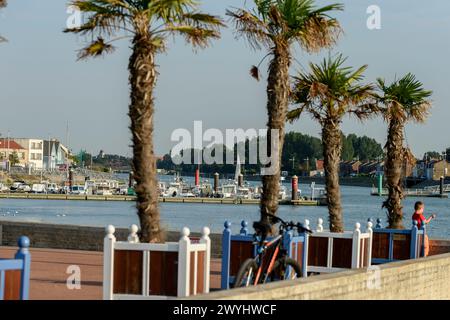 Spiaggia, pharo e cabine a Petit-Fort Philippe nelle vicinanze di Gravelines | la petite cita balneaire de Gravelines est Petit-Fort Philippe. Repute pour sa pla Foto Stock