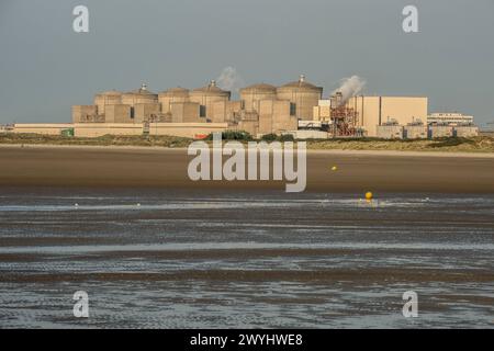 Spiaggia, pharo e cabine a Petit-Fort Philippe nelle vicinanze Gravelines View sulla centrale la petite cita balneaire de Gravelines est Petit-Fort Philipp Foto Stock