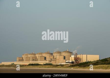 Spiaggia, pharo e cabine a Petit-Fort Philippe nelle vicinanze Gravelines View sulla centrale la petite cita balneaire de Gravelines est Petit-Fort Philipp Foto Stock