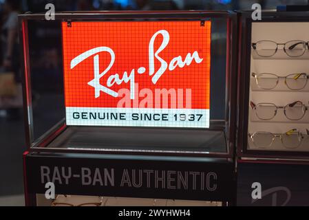 Ray-Ban logo in un negozio il 16 marzo 2024, a Bangkok, Thailandia. Foto Stock