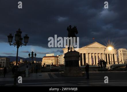 Vita quotidiana nel centro della capitale della Repubblica di Macedonia del Nord, Skopje. Foto Stock