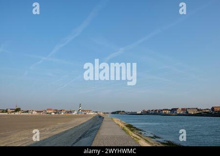 Spiaggia, pharo e cabine a Petit-Fort Philippe nelle vicinanze di Gravelines la petite citano balneaire de Gravelines est Petit-Fort Philippe. Repute pour sa plage Foto Stock