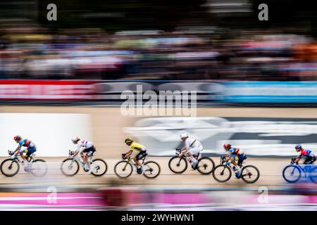 Roubaix, Francia. 6 aprile 2024. Belga lotte Kopecky (C) di SD Worx - Protime volge al traguardo della 4a edizione della gara d'élite femminile della manifestazione ciclistica 'Paris-Roubaix', 148, a 5 km da Denain a Roubaix, Francia, sabato 06 aprile 2024. BELGA PHOTO JASPER JACOBS credito: Belga News Agency/Alamy Live News Foto Stock