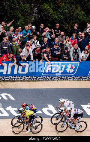 Roubaix, Francia. 6 aprile 2024. Belga lotte Kopecky (2R) di SD Worx - Protime volge al traguardo della 4a edizione della gara d'élite femminile della manifestazione ciclistica 'Paris-Roubaix', 148, a 5 km da Denain a Roubaix, Francia, sabato 06 aprile 2024. BELGA PHOTO JASPER JACOBS credito: Belga News Agency/Alamy Live News Foto Stock