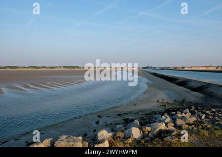 Spiaggia, pharo e cabine a Petit-Fort Philippe nelle vicinanze di Gravelines la petite citano balneaire de Gravelines est Petit-Fort Philippe. Repute pour sa plage Foto Stock