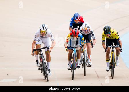 Roubaix, Francia. 6 aprile 2024. Belga lotte Kopecky (L) di SD Worx - Protime volge al traguardo della 4a edizione della gara d'élite femminile della manifestazione ciclistica 'Paris-Roubaix', 148, a 5 km da Denain a Roubaix, Francia, sabato 06 aprile 2024. BELGA PHOTO JASPER JACOBS credito: Belga News Agency/Alamy Live News Foto Stock