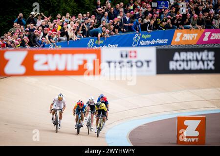 Roubaix, Francia. 6 aprile 2024. Belga lotte Kopecky (L) di SD Worx - Protime volge al traguardo della 4a edizione della gara d'élite femminile della manifestazione ciclistica 'Paris-Roubaix', 148, a 5 km da Denain a Roubaix, Francia, sabato 06 aprile 2024. BELGA PHOTO JASPER JACOBS credito: Belga News Agency/Alamy Live News Foto Stock