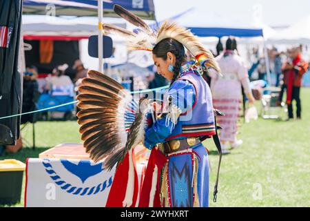 Malibu, California. 6 aprile 2024. Ballerini nativi americani in abiti tradizionali o Regalia. Pow Wow a Malibu, California Foto Stock