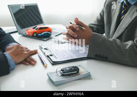 I concessionari di auto consigliano l'auto ai clienti prima di stipulare contratti di vendita, in modo che i clienti possano ottenere l'auto che preferiscono prima di pagare i costi del contratto. Foto Stock