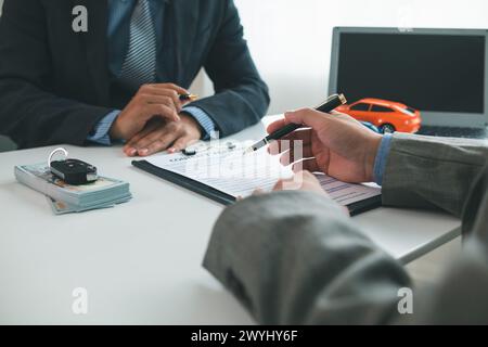 I concessionari di auto consigliano l'auto ai clienti prima di stipulare contratti di vendita, in modo che i clienti possano ottenere l'auto che preferiscono prima di pagare i costi del contratto. Foto Stock