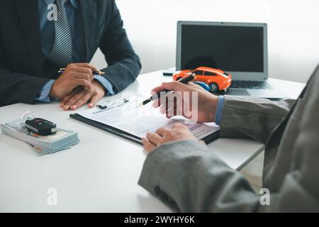 I concessionari di auto consigliano l'auto ai clienti prima di stipulare contratti di vendita, in modo che i clienti possano ottenere l'auto che preferiscono prima di pagare i costi del contratto. Foto Stock
