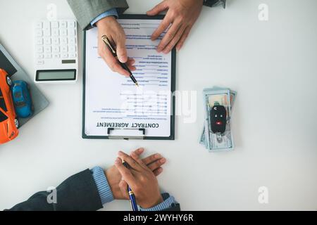 I concessionari di auto consigliano l'auto ai clienti prima di stipulare contratti di vendita, in modo che i clienti possano ottenere l'auto che preferiscono prima di pagare i costi del contratto. Foto Stock