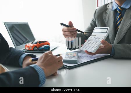 I concessionari di auto consigliano l'auto ai clienti prima di stipulare contratti di vendita, in modo che i clienti possano ottenere l'auto che preferiscono prima di pagare i costi del contratto. Foto Stock