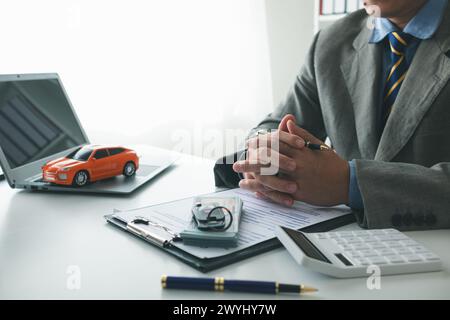 I concessionari di auto consigliano l'auto ai clienti prima di stipulare contratti di vendita, in modo che i clienti possano ottenere l'auto che preferiscono prima di pagare i costi del contratto. Foto Stock