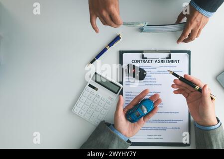I concessionari di auto consigliano l'auto ai clienti prima di stipulare contratti di vendita, in modo che i clienti possano ottenere l'auto che preferiscono prima di pagare i costi del contratto. Foto Stock