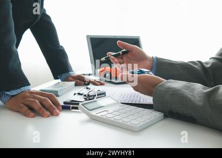 I concessionari di auto consigliano l'auto ai clienti prima di stipulare contratti di vendita, in modo che i clienti possano ottenere l'auto che preferiscono prima di pagare i costi del contratto. Foto Stock