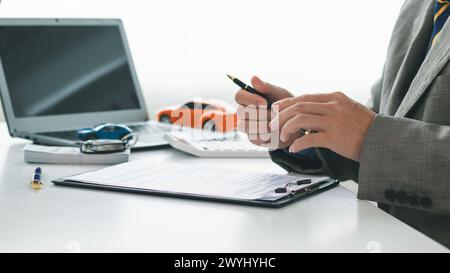 I concessionari di auto consigliano l'auto ai clienti prima di stipulare contratti di vendita, in modo che i clienti possano ottenere l'auto che preferiscono prima di pagare i costi del contratto. Foto Stock