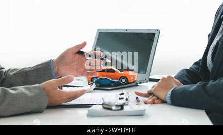 I concessionari di auto consigliano l'auto ai clienti prima di stipulare contratti di vendita, in modo che i clienti possano ottenere l'auto che preferiscono prima di pagare i costi del contratto. Foto Stock