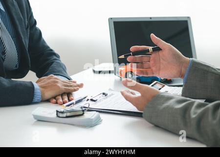 I concessionari di auto consigliano l'auto ai clienti prima di stipulare contratti di vendita, in modo che i clienti possano ottenere l'auto che preferiscono prima di pagare i costi del contratto. Foto Stock