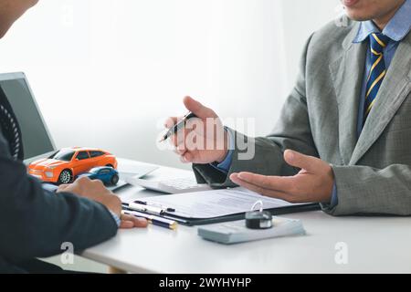 I concessionari di auto consigliano l'auto ai clienti prima di stipulare contratti di vendita, in modo che i clienti possano ottenere l'auto che preferiscono prima di pagare i costi del contratto. Foto Stock