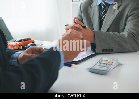 I concessionari di auto consigliano l'auto ai clienti prima di stipulare contratti di vendita, in modo che i clienti possano ottenere l'auto che preferiscono prima di pagare i costi del contratto. Foto Stock