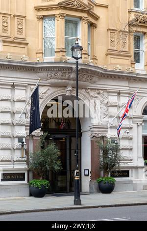 LONDRA, Regno Unito - 2 APRILE 2024: Ingresso al Corinthia Hotel in Whitehall Place Foto Stock