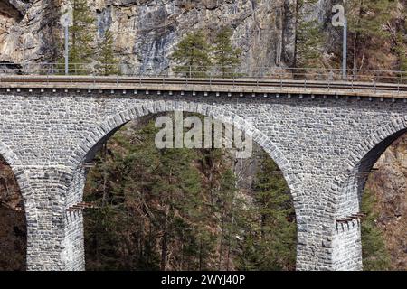 Vista dettagliata del viadotto di Landwasser dal punto panoramico di Tschaingels. Foto Stock