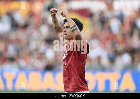 Paulo Dybala (Roma) festeggia dopo aver segnato il primo gol della sua squadra durante la partita di serie A italiana tra la Roma 1-0 Lazio allo Stadio Olimpico il 6 aprile 2024 a Roma. Crediti: Maurizio Borsari/AFLO/Alamy Live News Foto Stock