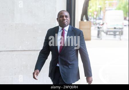 Londra, Regno Unito. 7 aprile 2024. Il Ministro degli Esteri ombra David Lammy è visto fuori dalla BBC mentre appare domenica con Laura Kuenssberg show. Credito: Tayfun Salci / Alamy Live News Foto Stock