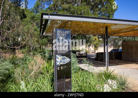 Il Ballast Point Park sulla Penisola di Balmain è uno storico parco di Sydney che riconosce il suo passato industriale, NSW, Australia, 2024 Foto Stock