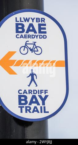 Cardiff Bay, Cardiff, Galles settembre 25 2023 cartello bilingue che mostra il percorso pedonale e ciclabile della baia di Cardiff sia in inglese che in gallese. Foto Stock