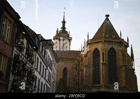 Paesaggio con vista panoramica sullo stile gotico Église Saint-Martin, storico monumento religioso di Colmar in Alsazia, Francia. Foto Stock