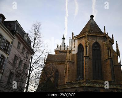 Paesaggio con vista panoramica sullo stile gotico Église Saint-Martin, storico monumento religioso di Colmar in Alsazia, Francia. Foto Stock