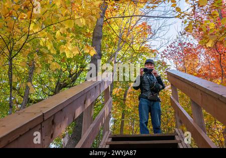 Turisti che scattano foto sui sentieri escursionistici tra i colori autunnali. Mont Tremblant. Québec. Canada. Foto Stock