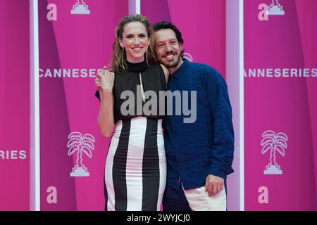 Cannes, Francia. 6 aprile 2024. CANNES, FRANCIA - 06 APRILE: Aina Clotet e Marcel Borràs partecipano al Pink Carpet durante il 7° Festival Internazionale di Canneseries il 5 aprile 2024 a Cannes, Francia, al Pink Carpet durante il 7° Festival Internazionale di Canneseries il 5 aprile 2024 a Cannes, Francia» Foto Stock