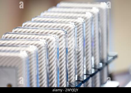 le batterie sono in fila nel vano, tecnologia di nuova generazione Foto Stock