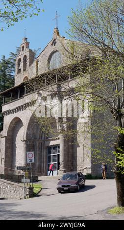 Chiesa Cattolica Romana di San Flaviano (San Flaviano) esterno con auto a Montefiascone, provincia di Viterbo, regione Lazio, Italia. 7 aprile 224 Foto Stock