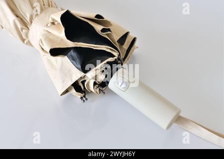Maniglia per ombrello automatica con apertura e pulsante di chiusura Foto Stock