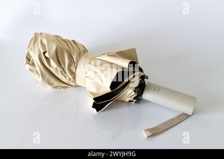 Maniglia per ombrello automatica con apertura e pulsante di chiusura Foto Stock