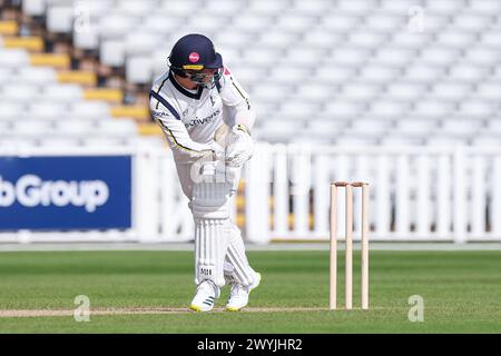 Birmingham, Regno Unito. 7 aprile 2024. Michael Booth del Warwickshire in azione durante il giorno 3 del Vitality County Championship Division 1 match tra Warwickshire CCC e Worcestershire CCC all'Edgbaston Cricket Ground, Birmingham, Inghilterra, il 7 aprile 2024. Foto di Stuart Leggett. Solo per uso editoriale, licenza richiesta per uso commerciale. Non utilizzare in scommesse, giochi o pubblicazioni di singoli club/campionato/giocatori. Crediti: UK Sports Pics Ltd/Alamy Live News Foto Stock